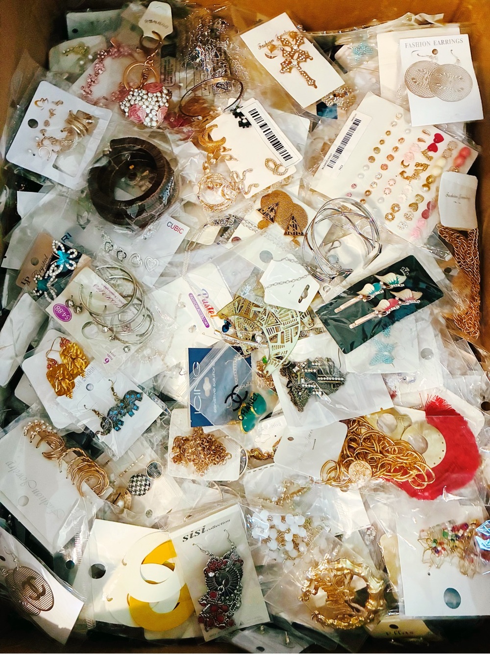 1000 Pcs Mixed Jewelry Lot Necklaces Bracelets Earrings Rings Keychains